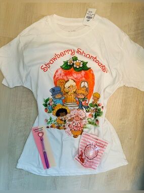 Strawberry Shortcake Graphic Short Sleeve Tee with Bath-bomb & Pen
